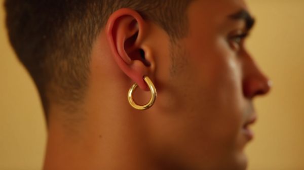 Fausse boucle d'oreille homme : style tendance sans perçage
