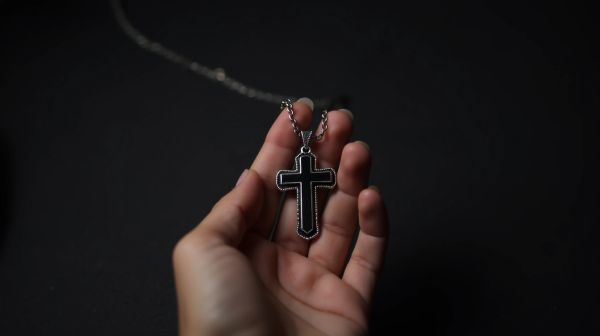 Pourquoi choisir des bijoux homme croix pour exprimer votre style ?