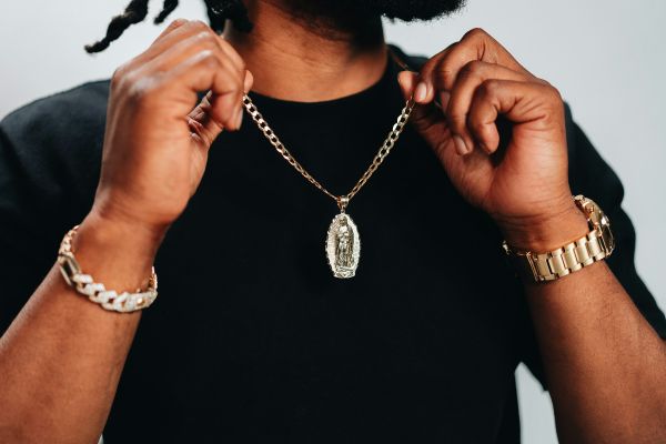 Top 10 bijoux hommes élégants pour affirmer votre style